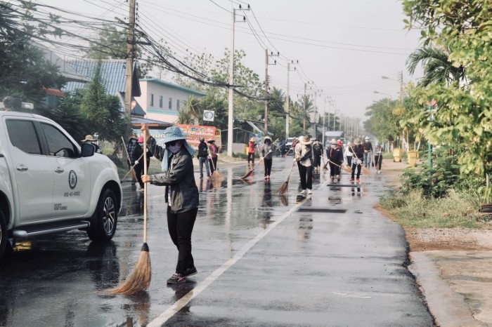 ล้างถนนด้วยคลอรีนและพ่นน้ำยาฆ่าเชื้อ 