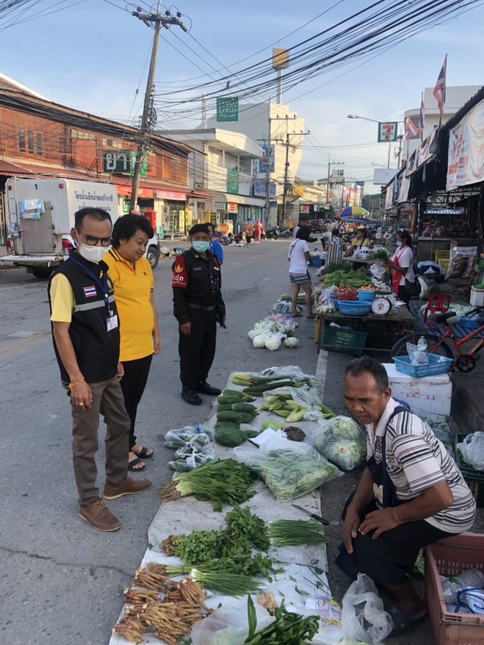 งานสุขาภิบาลและงานนิติการ ร่วมตรวจความเรียบร้อยและจัดระเบียบบริเวณตลาดสดเทศบาลและร่วมประชาสัมพันธ์ห้ามทิ้งขยะลงบริเวณถนนและร่องระบายน้ำ  วันนี้การจราจรติดขัด โดยเฉพาะช่วงเช้า เพราะมีผู้ค้าตั้งแผงค้าตลอด 2 ฝั่งถนน