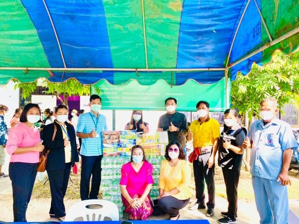 นายกิตติ  คำแก่นคูณ นายกเทศมนตรีตำบลวังชัย นายชาติ มณีสา ปลัดเทศบาล และพนักงานเทศบาลตำบลวังชัย #มอบอาหารว่างและน้ำดื่มสนับสนุนการฉีดวัคซีนป้องกันโรคโควิด-19  ณ หอประชุม 100 ปี อำเภอน้ำพอง วันที่ 6 สิงหาคม 2564