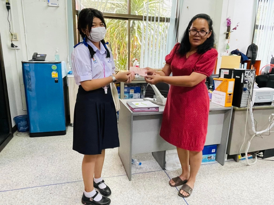  น.ส.สตรีรัตน์  พรหมศักดา  นักเรียน ชั้น ม.4  โรงเรียนน้ำพองศึกษา เก็บเงินได้ จำนวน 200 บาท ที่ห้องน้ำสำนักงานเทศบาลตำบลวังชัย เมื่อวันที่ 17 พ.ค.65  เด็กดีต้องสนับสนุน ทำดีต่อไปนะลูก