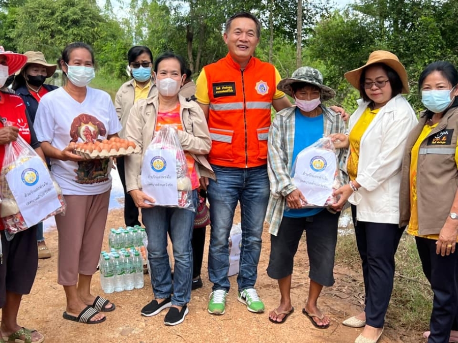 วันที่ 3 ตุลาคม 2565 นายกิตติ คำแก่นคูณ นายกเทศมนตรีตำบลวังชัย พร้อมด้วยคณะผู้บริหาร สมาชิกสภาเทศบาล และพนักงานเทศบาลตำบลวังชัย ลงพื้นที่ให้กำลังใจและมอบถุงยังชีพ เครื่องอุปโภค บริโภค แก่ประชาชนผู้ประสบภัยน้ำท่วม ที่ได้รับผลกระทบจากพายุใต้ฝุ่น “โนรู” ในเข