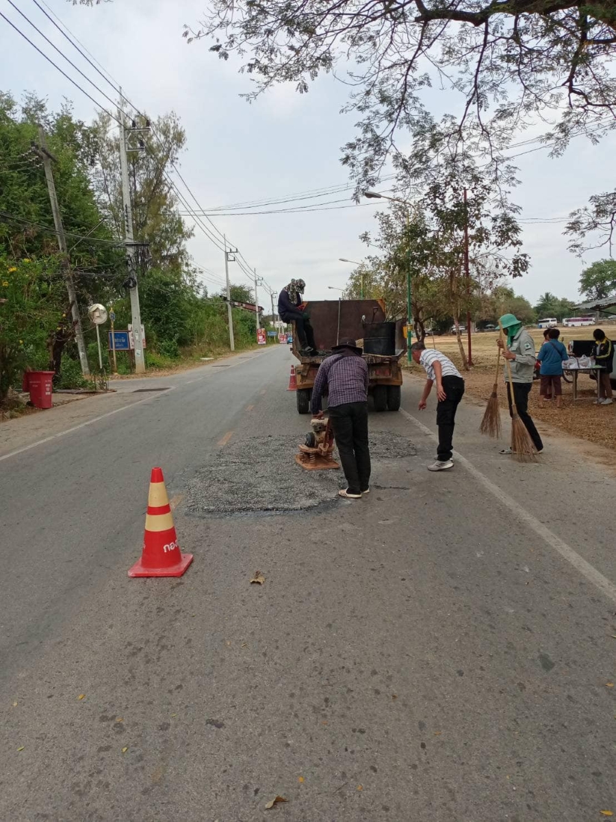 ผู้อำนวยการกองช่าง และพนักงานเทศบาลและลูกจ้าง สังกัดกองช่าง ออกสำรวจความชำรุดของถนน พร้อมดำเนินการซ่อมแซม ให้อยู่ในสภาพการใข้งานที่ดีและปลอดภัย (17 ก.พ.66)