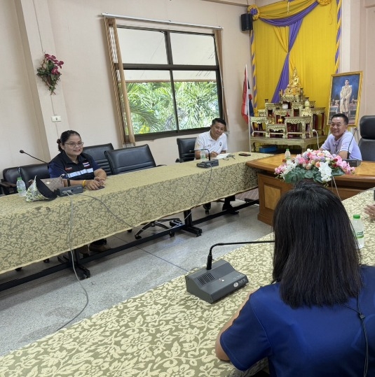 นายกเทศมนตรีตำบลวังชัย ให้การต้อนรับ ท่านสุระชัย ศิลป์ประกอบ พลังงานจังหวัดขอนแก่น ลงพื้นที่เพื่อเยี่ยมและติดตามระบบสูบน้ำพลังงานแสงอาทิตย์ ที่ได้รับการจัดสรรให้แก่กลุ่มเกษตรกร รวม 4 กลุ่ม พร้อมทดสอบการใช้งานของระบบสูบน้ำพลังงานแสงอาทิตย์